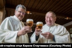 Отець Карел (на фото зліва) й отець Рене у пивоварні Абатства Грімберген. Бельгія, 2018 рік