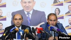 Руководящие члены блока «Елк» Эдмон Марукян (слева) и Никол Пашинян (архив)