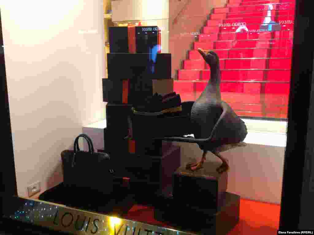 Золотая надпись, красная лестница. Она двигалась