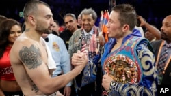 Қазақстандық кәсіпқой боксшы Геннадий Головкин америкалық (оң жақта) Ванес Мартиросянмен кездесуінен кейін онымен қол алысып тұр. Калифорния, 5 мамыр 2018 жыл.  