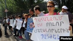 Armenia - A demonstration against businessman Ruben Hayrapetian outside the parliament building in Yerevan, 4Jul2012.