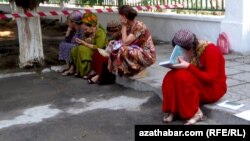 Geçen ýylyň iýunynda prezident Gurbanguly Berdimuhamedow ýurtda okuwlaryň tölegli edilmegi baradaky pikiri orta atypdy. 