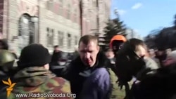 Бәрелешләрдә протестчылар милиция хезмәткәрләрен тотып мәйданга алып китте