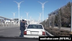Ýol gözegçilik polisiýasy awtoulaglary barlaýar, Aşgabat, 18-nji ýanwar, 2019 