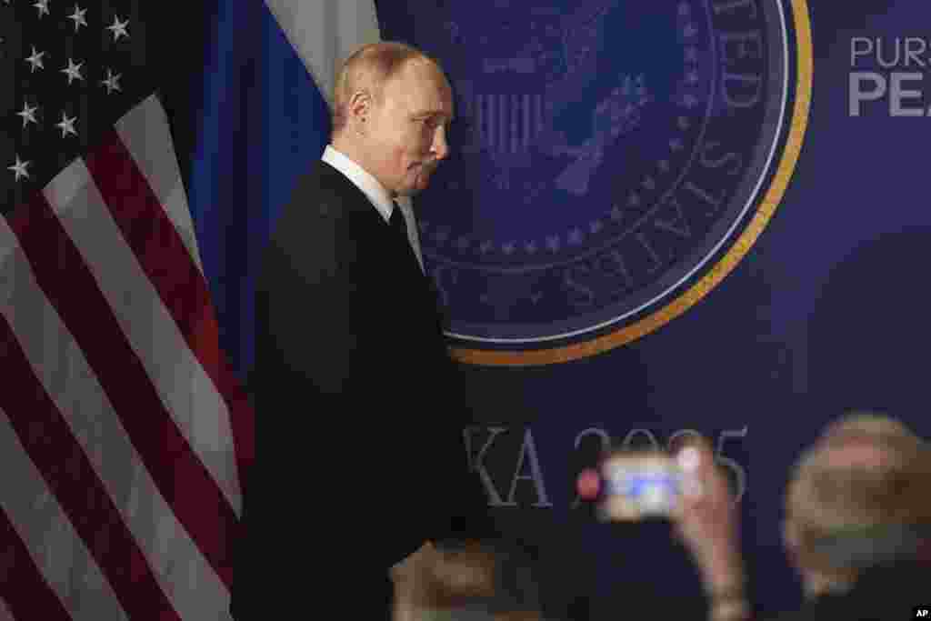 Президент Росії Володимир Путін йде після закінчення спільної прес-конференції з президентом Дональдом Трампом на Алясці, 15 серпня 2025 року