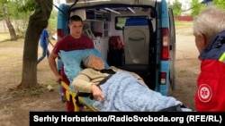 85-річну Марію Миколаївну, жительку Костянтинівки, медичним евакуаційним автомобілем від Гуманітарної місії «Проліска» доправляють до Кременчука 