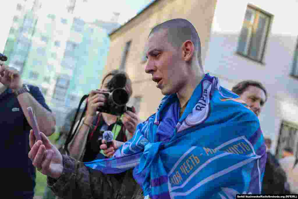 Перший дзвінок мамі після повернення з російського полону. Антон – захисник Маріуполя, перебував у полоні РФ з 12 квітня 2022 року. Військовий розповів, що до останньої миті не вірив, що повертається додому