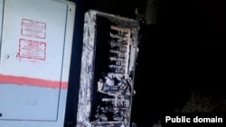 Сожженный релейный шкаф, иллюстративное фото