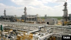 A Kazakh oil refinery owned by the international joint venture company Karachaganak Petroleum Operating (file photo)