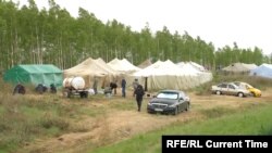 Россия-Қозоғистон чегарасида тўпланган ўзбек муҳожирлари вақтинча яшаши учун лагерлар ташкил қилинган эди.