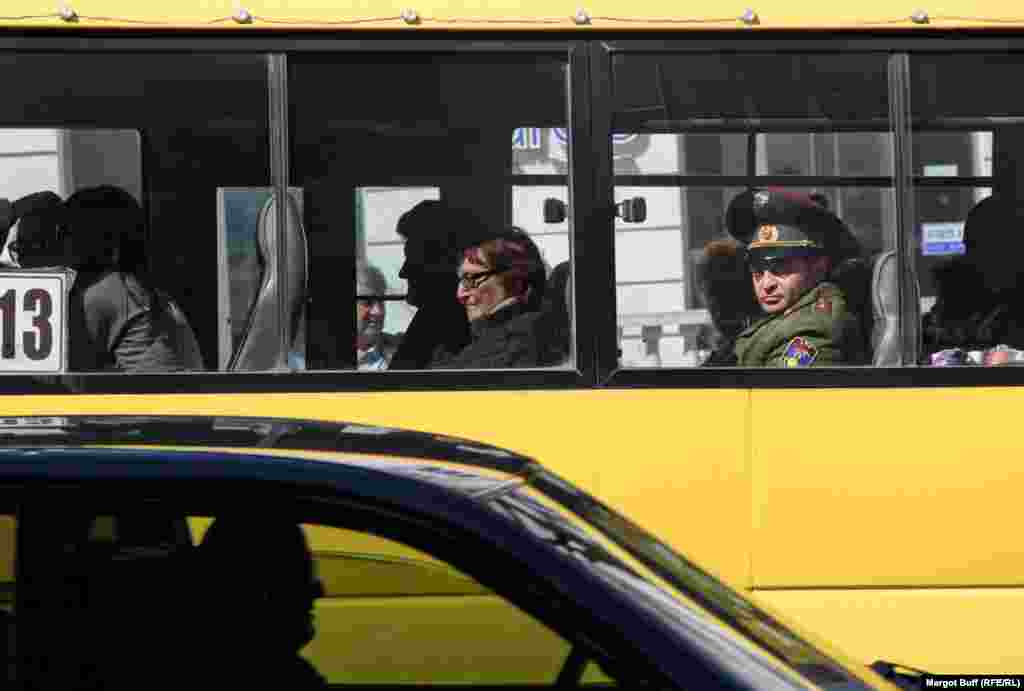 Ҳарбий хизматчи Степанакертда автобусда. Ҳудудни Арманистон кучлари Тоғли Қорабоғ мудофааа кучлари билан бирга назорат қилади.