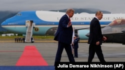 Анкоридждегі саммит: қаңтарда Ақ үйге оралғалы бері Ресей басшысы Владимир Путинмен алғаш рет кездескен АҚШ президенті Дональд Трамп. 15 тамыз 2025 жыл. 