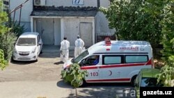 Тошкент шаҳрида Тез ёрдам шифокорлари беморни уйидан олиб кетмоқда, октябрь, 2020