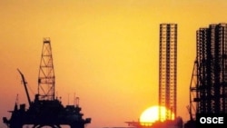 بهای نفت خام برای تحويل در ما دسامبر با ۴۰ سنت کاهش به ۶۲.۷۳ دلار در هربشکه رسيد که پايين ترين نرخ از ۱۵ مه سال ۲۰۰۷ است. (عکس:OSCE)