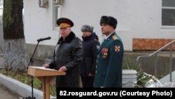 Віктара Багатурава (справа) прадстаўляюць як новага камандзіра матарызаванага палку Нацыянальнай гвардыі Расеі ў Севастопалі, 3 лютага 2022 году. Фота прэсавай службы Расгвардыі