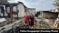 Жительки села Темирівка біля зруйнованої хати 