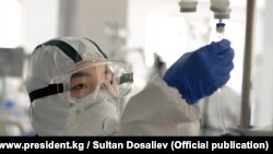  Бишкектеги жугуштуу ооруканада иштеген медкызматкер. Апрель, 2021-жыл.
 