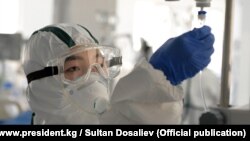 Бишкектеги жугуштуу ооруканада иштеген медкызматкер. 15-апрель, 2021-жыл. 
 