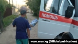 Ымыркай доктурлардын колуна өткөрүлүп берилди.