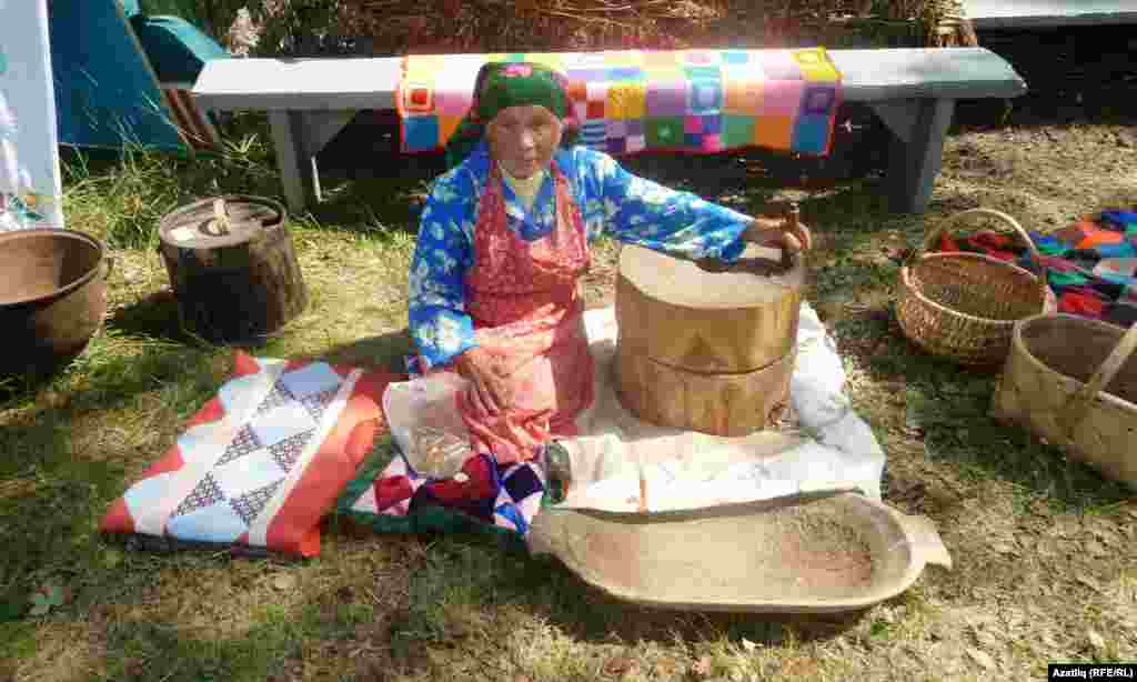 Мөнәвәрә апаның кул тегермәне