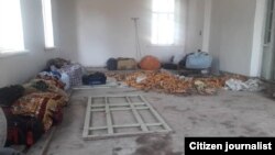 Сотрудники отдельного батальона милиции по охране диппредставительств иностранных государств в Ташкенте, отправленные на принудительный сбор хлопка, живут в данном помещении в Чиназском районе Ташкентской области.  