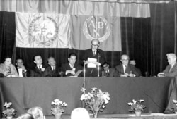 Конференція АБН і EFC. Лондон, 1982 рік. За столом праворуч Слава Стецько, виступає її чоловік – голова АБН і ОУН Ярослав Стецько