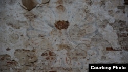 Залишки кольорового розпису Поморянського замку