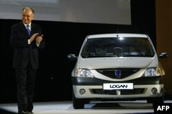 رئیس‌جمهور وقت رومانی هنگام رونمایی از داچیا لوگان جدید، بخارست، ژوئن ۲۰۰۴