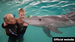 Дельфінотерапія (фото Департаменту преси та інформації Міністерства оборони України)