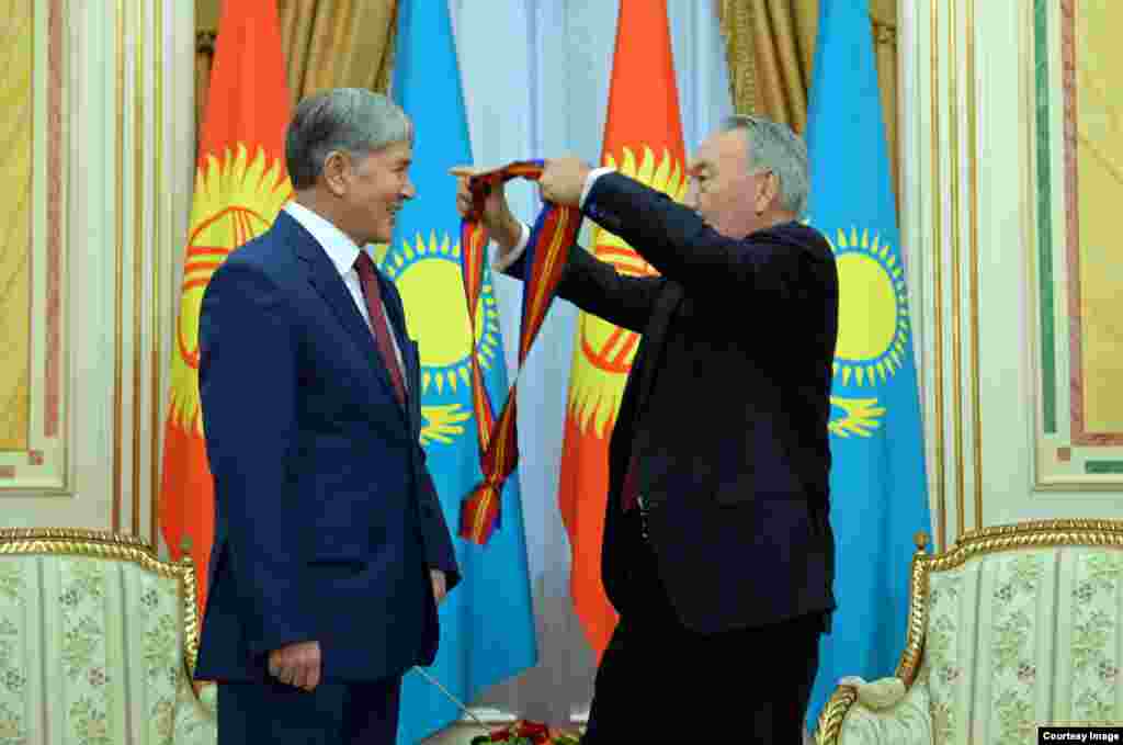 Нурсултан Назарбаев вручает награду Алмазбеку Атамбаеву. Астана, 7 ноября 2014 года.