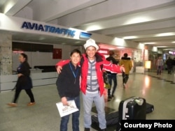 Шамурат с одним из иностранных туристов в аэропорту.