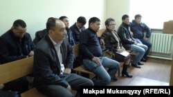 Сотқа қатысып отырған азаматтар. Алматы, 23 сәуір 2014 жыл.