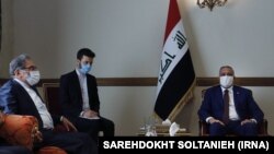 علی شمخانی، دبیر شورای عالی امنیت ملی ایران (سمت چپ) در دیدار با مصطفی الکاظمی، نخست وزیر عراق (سمت راست)