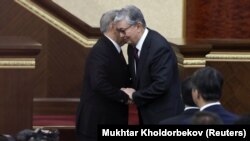 Нурсултан Назарбаев передал пост президента Касым-Жомарту Токаеву в 2019 году. Но вплоть до начала 2022 года он обладал широкими полномочиями, возглавлял Совет безопасности и партию власти. В проекте поправок к Конституции удалено несколько пунктов о первом президенте  