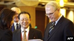 کريستوفر هيل نماينده ويژه آمريکا در اين مذاکرات قبل از آغاز نشست روز سوم نمايندگان کشورهای درگير گفت که وی اميدوار است اين دور از گفت و گوها قبل از زمان تعيين شده به نتيجه برسد.