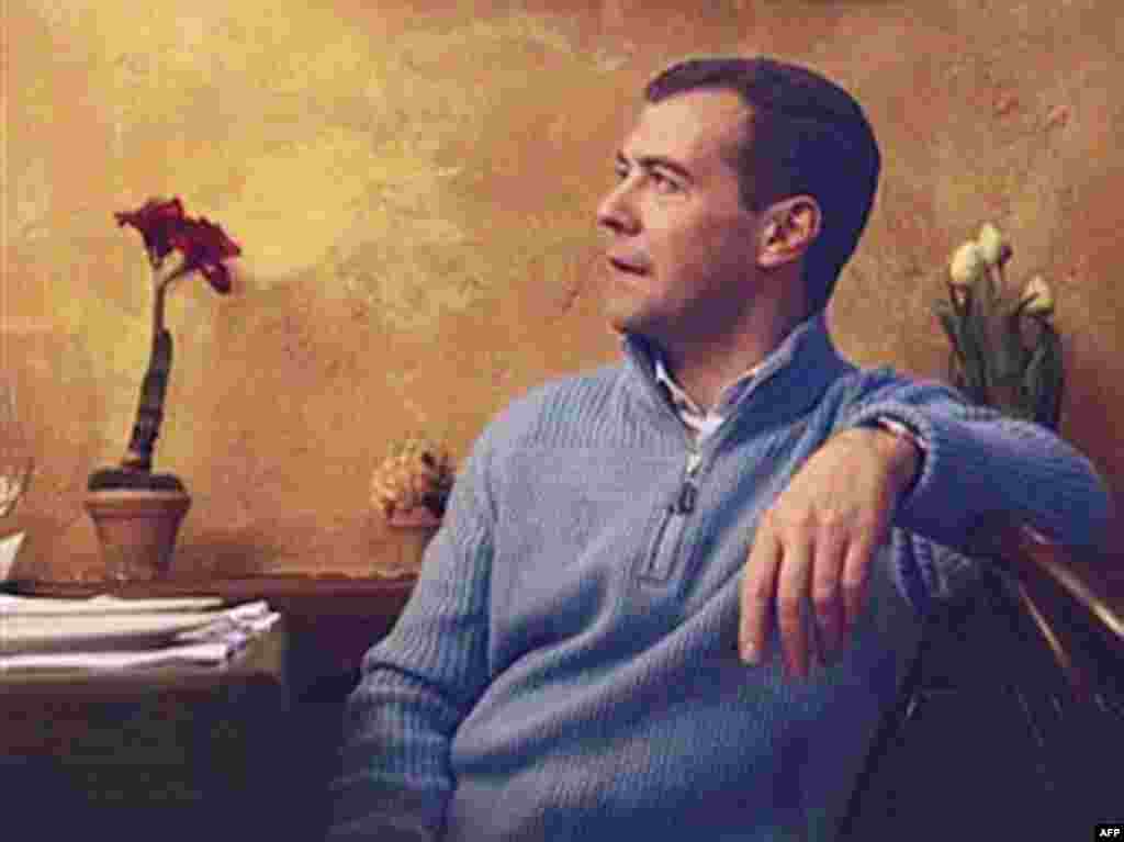 Йомшак, киң күңелле сәясәтче итеп сүрәтләнүенә карамастан, Медведев үзенең шактый кырыс булуын да күрсәтте. Газпром җитәкчесе буларак ул 2006 елда Украинага газ җибәрүне туктатты һәм күптән түгел генә тагын газны ябу белән янады.