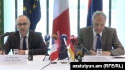 Николя Фай (слева) и Матиас Кислер на встрече с журналистами, Ереван, 6 июня 2016 г.