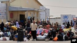 پناهجویان افغان پس از اخراج از ایران در محل آژانس پناهجویان سازمان ملل در مرز «اسلام‌قلعه» در غرب ولایت هرات، افغانستان، جمعه ۶ تیر ۱۴۰۴ 