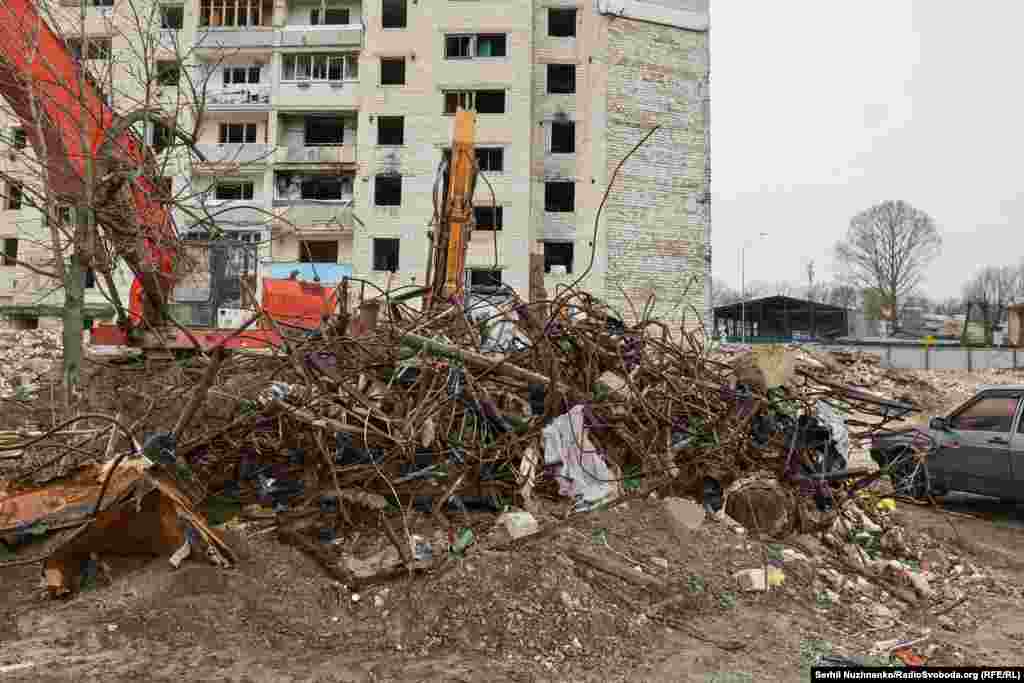 Ліворуч – місцеві жителі біля свого будинку в Бородянці, зруйнованого російськими авіаударами у 2022 році. Праворуч – той самий будинок через три роки