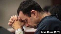 Бывший доктор американской федерации гимнастики (организация «Гимнастика США») Ларри Нассар в зале суда, 16 января 2018 года.