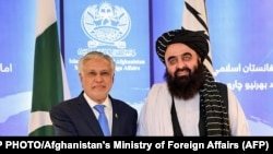 په دې وروستیو کې اسحاق ډار د طالبانو بهرنیو چارو سرپرست وزیر امير خان متقي سره ليدلي ول. انځور له ارشيفه