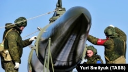 Встановлення ракети ОТРК «Іскандер» на пускову платформу