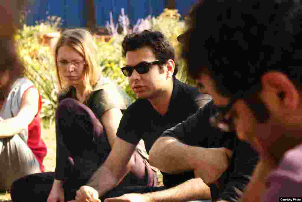 اعضای شبکه ایرانیان مقیم برلین. گفت‌وگو و تبادل نظر از جمله فعالیت‌های این شبکه است.