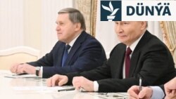 Russiýanyň prezidenti Wladimir Putin (sagda) we onuň kömekçisi Ýuriý Uşakow 2-nji dekabrda Kremlde ABŞ-nyň wekiliýet topary bilen duşuşýar.