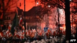 Полша -- аьтто-агlора националисташ бу Варшавера оьрсийн векалаллина хьалха марш дlахьуш, Лахьанан-беттан 11, 2013