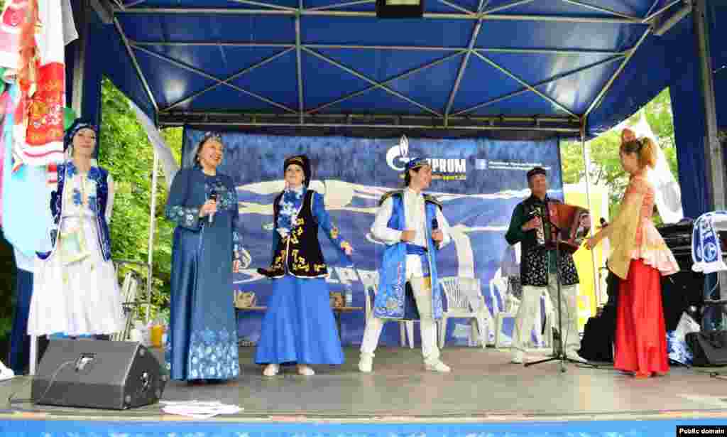 Берлин Сабантуе сәхнәсендә Казаннан килгән һәм җирле артистлар