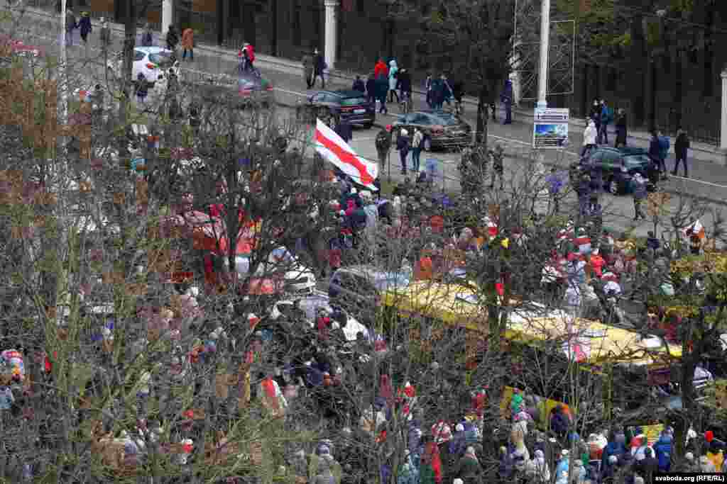 Людзі рушылі ў бок Курапат праспэктам Незалежнасьці. Каля 5 тысяч дэманстрантаў вышлі на праезную частку