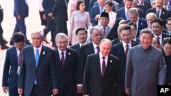 Пекиндегі әскери парад кезінде Қытай басшысы мемлекет басшыларымен кетіп барады, арасында Қазақстан және Өзбекстан президенттері де бар. 3 қыркүйек 2025 жыл. 