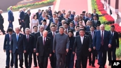 Лідер Китаю Сі Цзіньпін (в центрі) йде разом з іноземними лідерами – зокрема президентом Казахстану Касимом-Жомартом Токаєвим і президентом Узбекистану Шавкатом Мірзійоєвим (ліворуч) – під час військового параду в Пекіні 3 вересня 2025 року