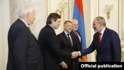 Հայաստանի վարչապետ Նիկոլ Փաշինյանն ընդունում է ԵԱՀԿ Մինսկի խմբի համանախագահներին և ԵԱՀԿ գործող նախագահի անձնական ներկայացուցչին, Երևան, 15-ը հոկտեմբերի, 2019թ. 